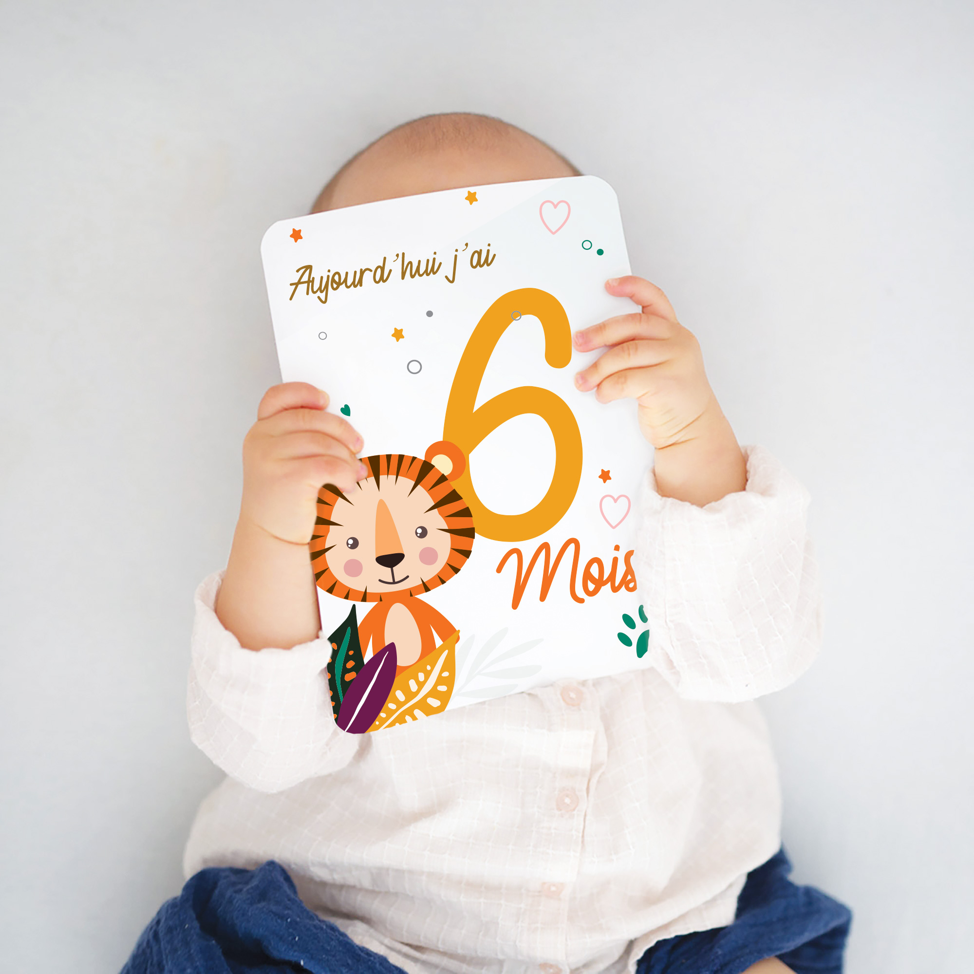 Un bébé tenant une carte étape